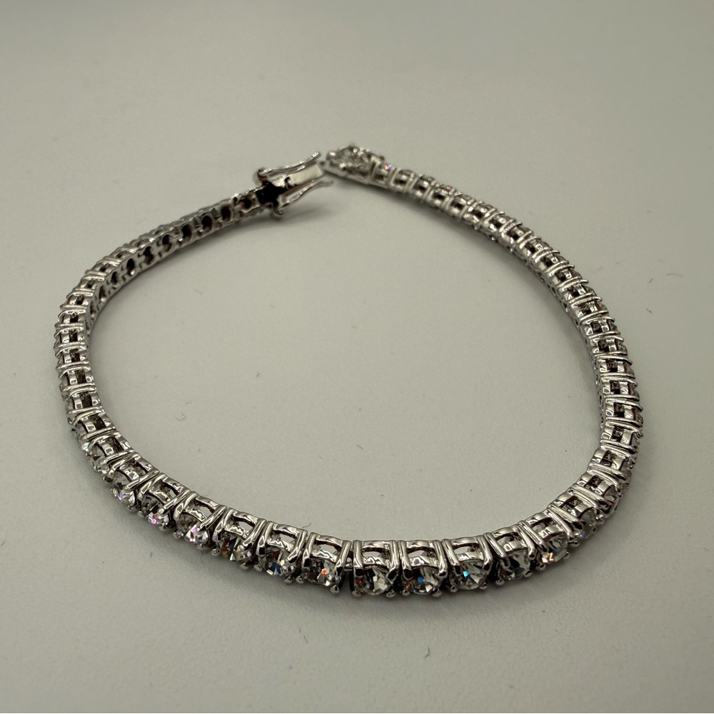 C573 Joan Rivers Crystal Silver tone Bracelet 8”